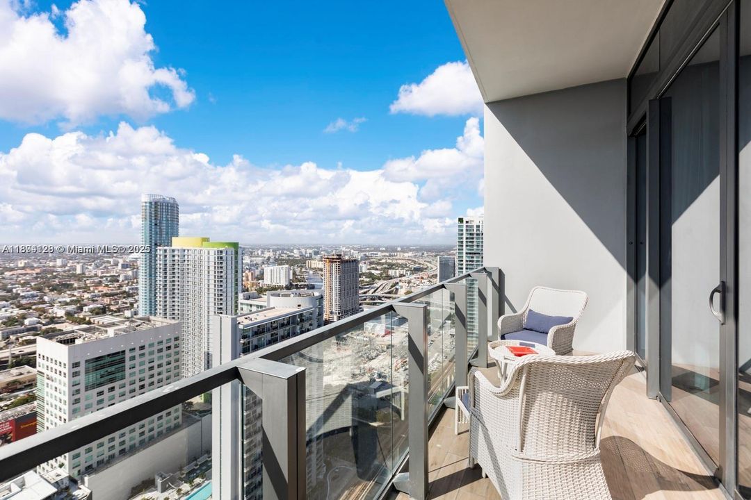 Active With Contract: $5,450 (1 beds, 1 baths, 889 Square Feet)