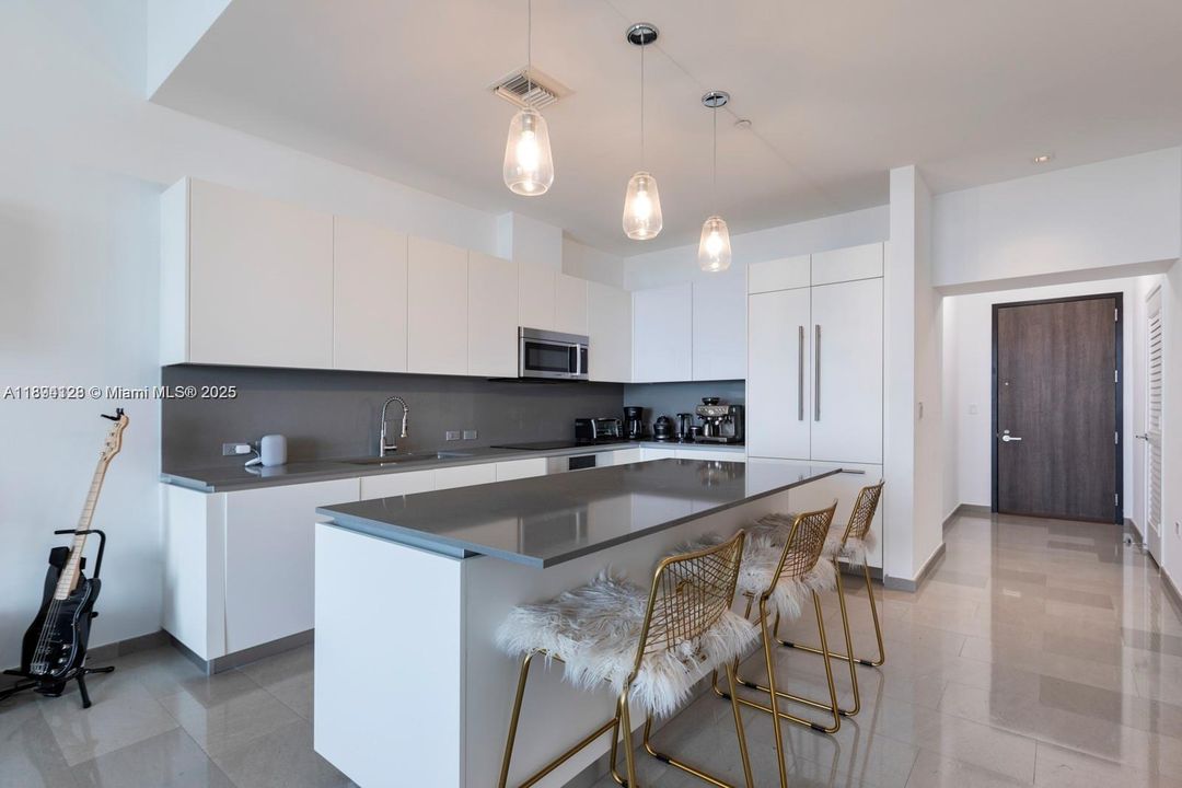 Active With Contract: $5,450 (1 beds, 1 baths, 889 Square Feet)