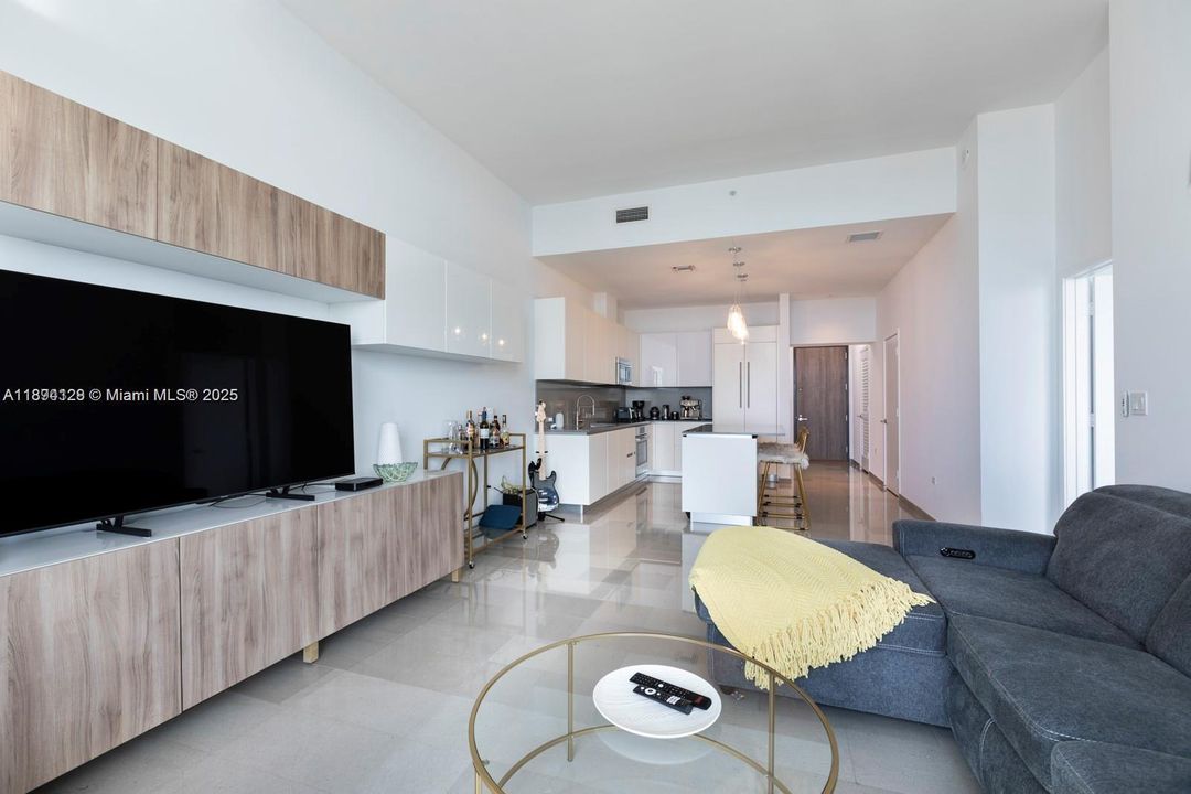 Active With Contract: $5,450 (1 beds, 1 baths, 889 Square Feet)