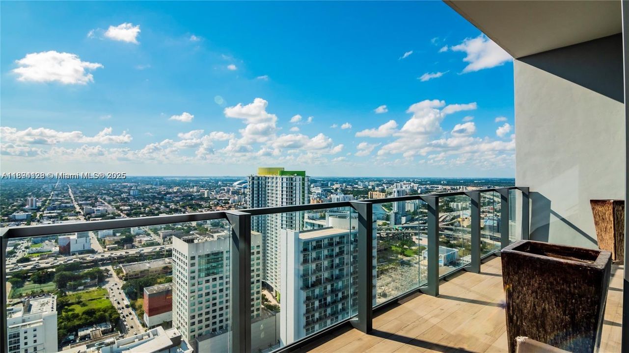 Active With Contract: $5,450 (1 beds, 1 baths, 889 Square Feet)