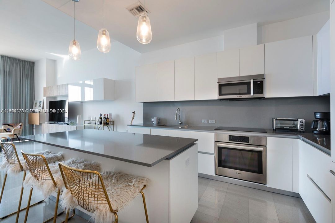 Active With Contract: $5,450 (1 beds, 1 baths, 889 Square Feet)