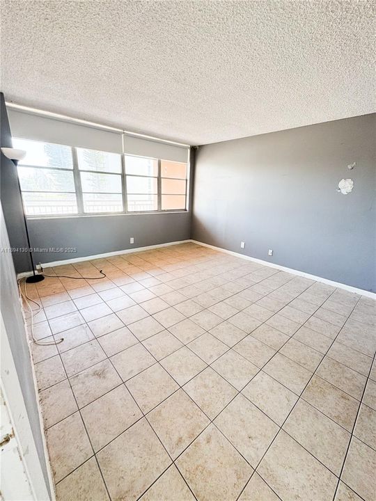 For Sale: $135,000 (1 beds, 1 baths, 790 Square Feet)