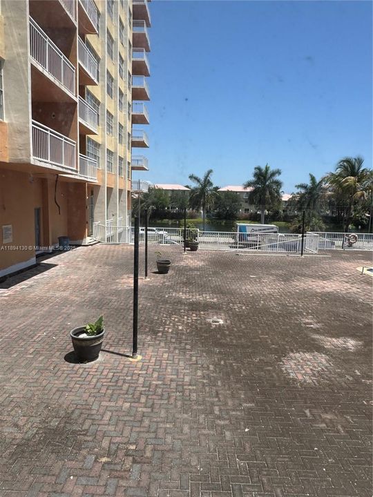 For Sale: $135,000 (1 beds, 1 baths, 790 Square Feet)