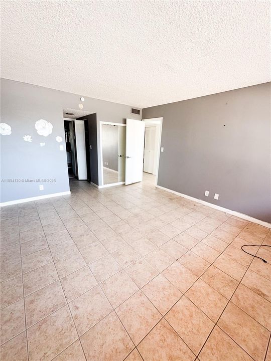 For Sale: $135,000 (1 beds, 1 baths, 790 Square Feet)