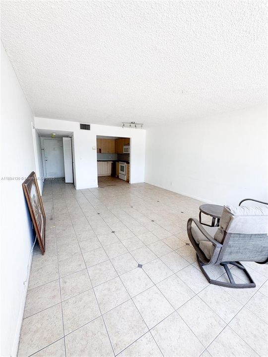 For Sale: $135,000 (1 beds, 1 baths, 790 Square Feet)