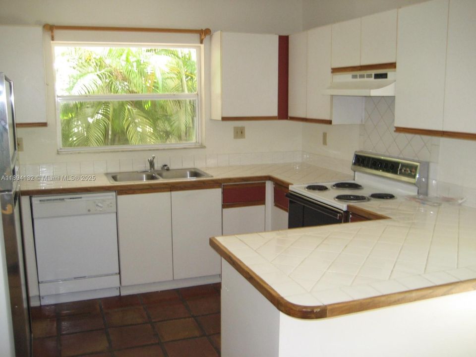 Под контрактом: $3,450 (3 спален, 2 ванн, 1622 Квадратных фут)