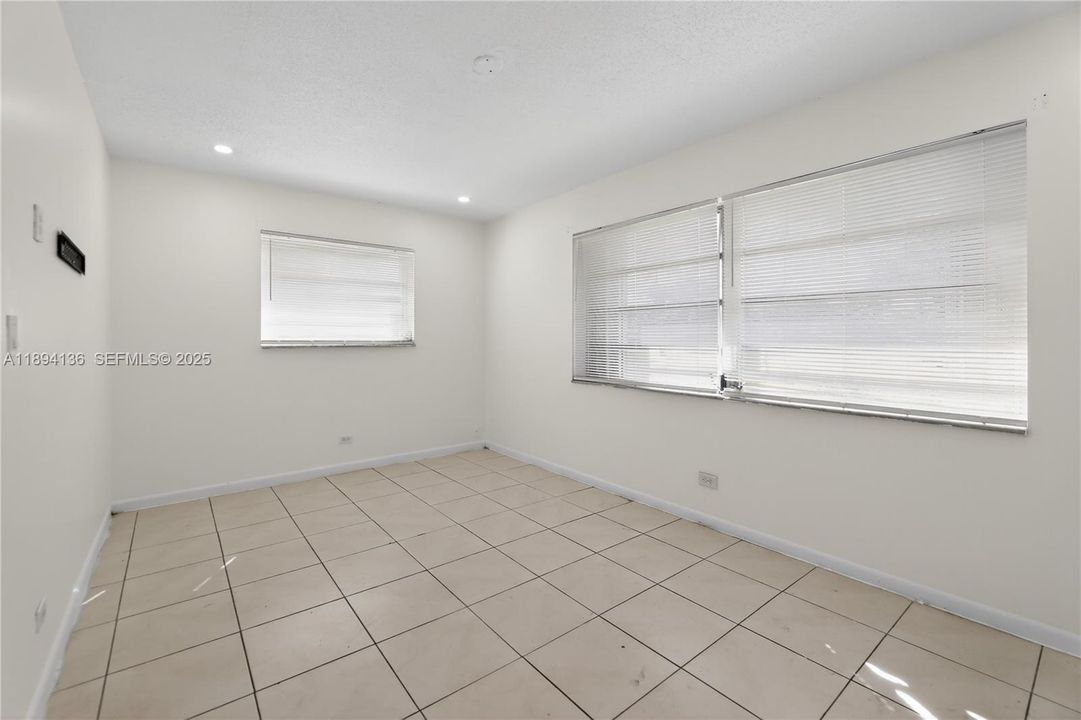 出租: $3,100 (4 贝兹, 2 浴室, 3152 平方英尺)