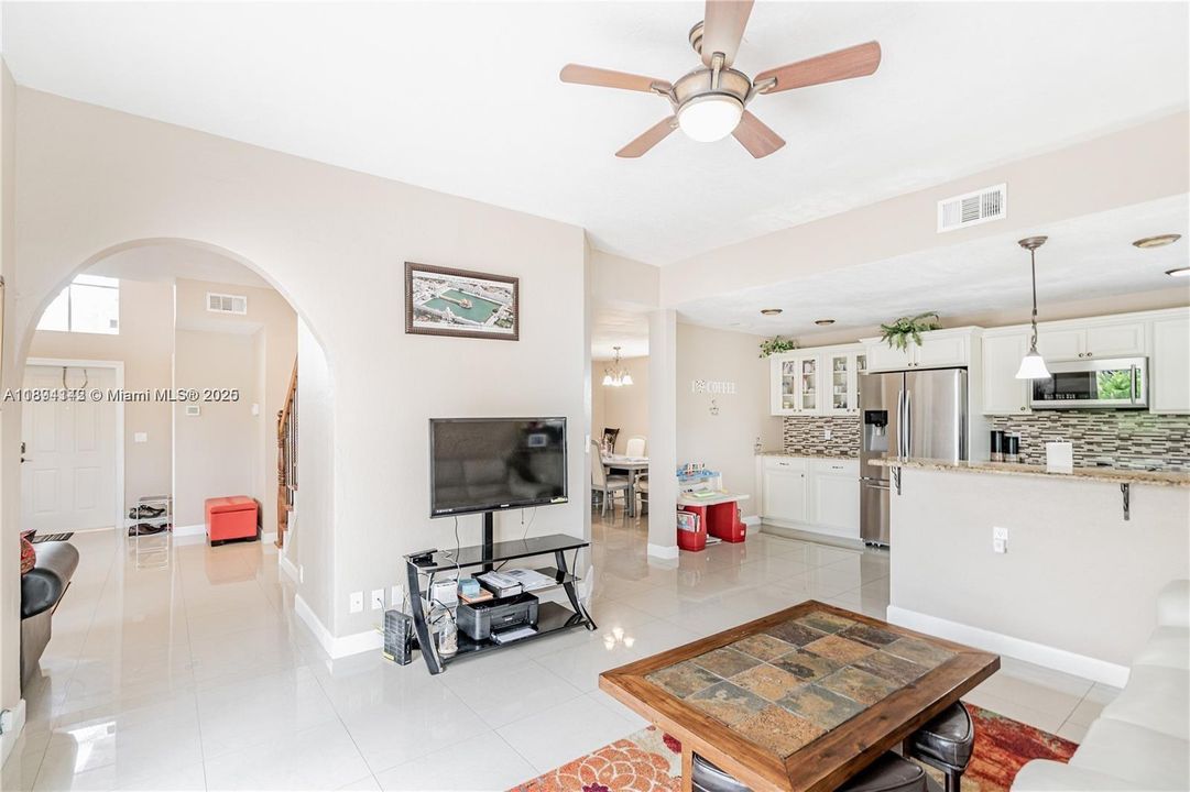 Active With Contract: $3,650 (3 beds, 2 baths, 1639 Square Feet)