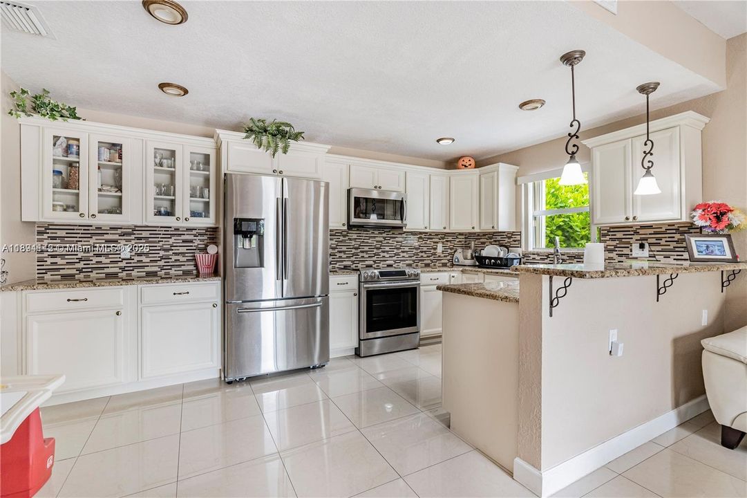 Active With Contract: $3,650 (3 beds, 2 baths, 1639 Square Feet)