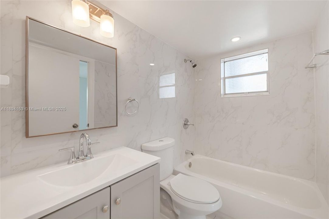 En Venta: $309,000 (2 camas, 2 baños, 907 Pies cuadrados)