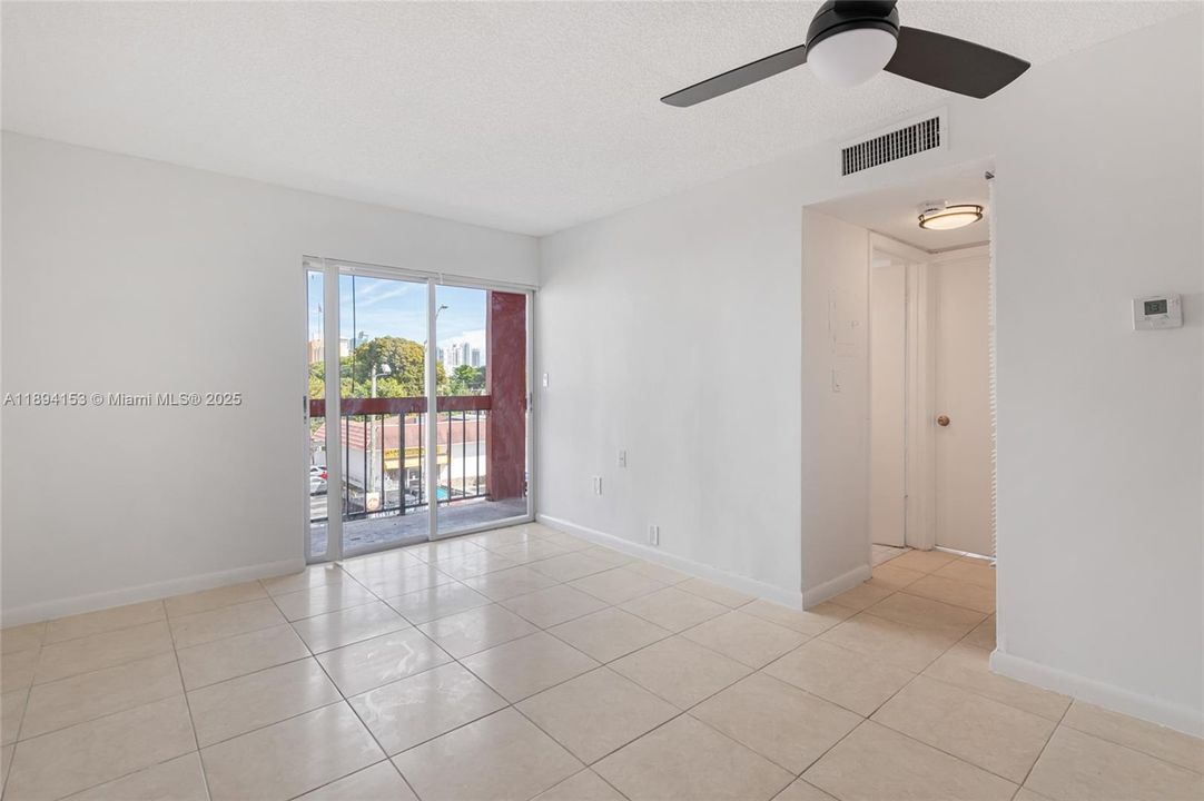En Venta: $309,000 (2 camas, 2 baños, 907 Pies cuadrados)