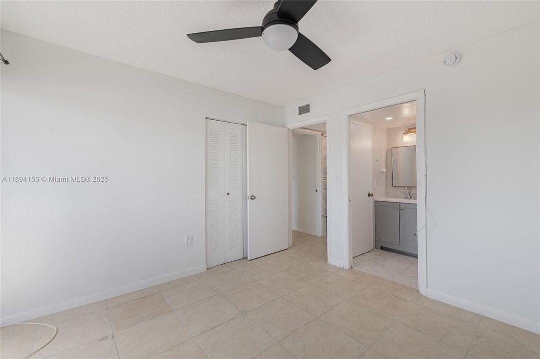 En Venta: $309,000 (2 camas, 2 baños, 907 Pies cuadrados)