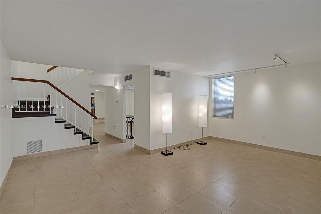 待售: $360,000 (3 贝兹, 2 浴室, 1330 平方英尺)