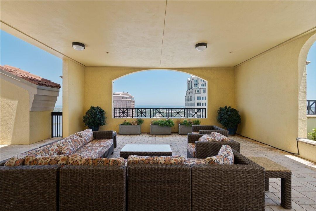 ROOF TOP LOUNGE