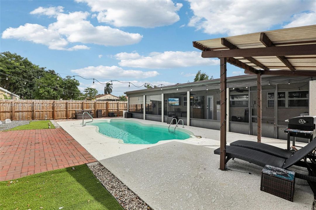 合同活跃: $554,921 (3 贝兹, 2 浴室, 1450 平方英尺)