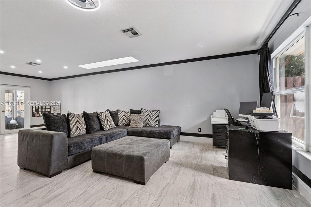 合同活跃: $554,921 (3 贝兹, 2 浴室, 1450 平方英尺)