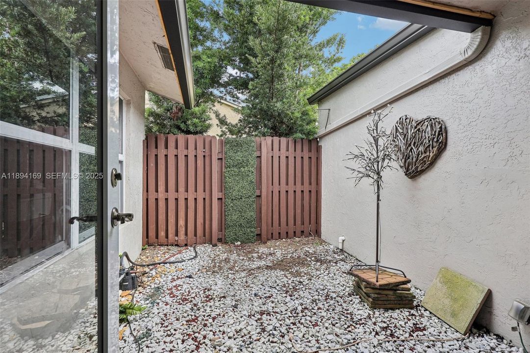 合同活跃: $554,921 (3 贝兹, 2 浴室, 1450 平方英尺)