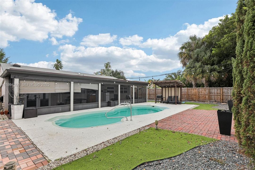 合同活跃: $554,921 (3 贝兹, 2 浴室, 1450 平方英尺)