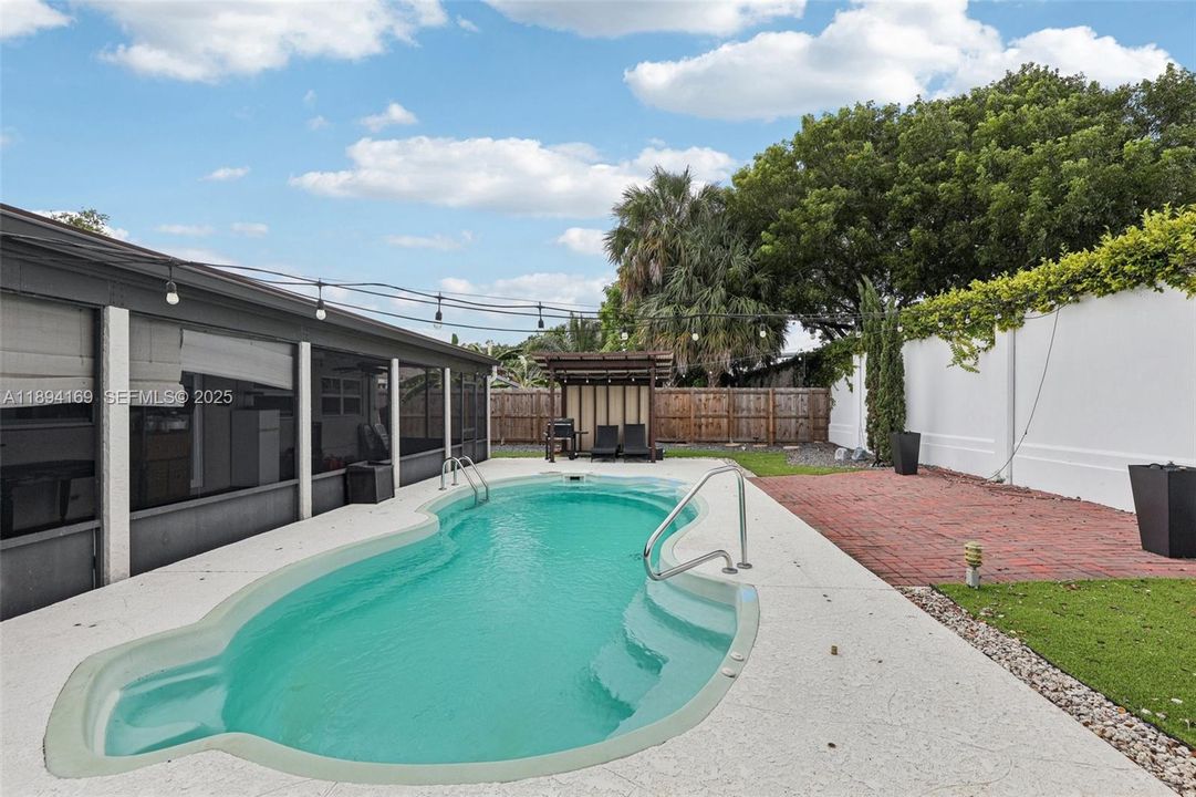 合同活跃: $554,921 (3 贝兹, 2 浴室, 1450 平方英尺)