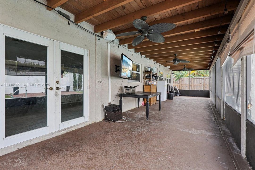 合同活跃: $554,921 (3 贝兹, 2 浴室, 1450 平方英尺)