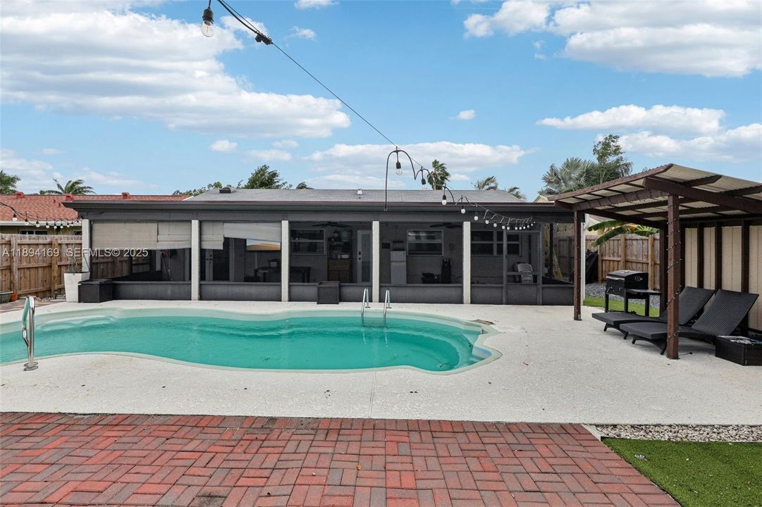 合同活跃: $554,921 (3 贝兹, 2 浴室, 1450 平方英尺)