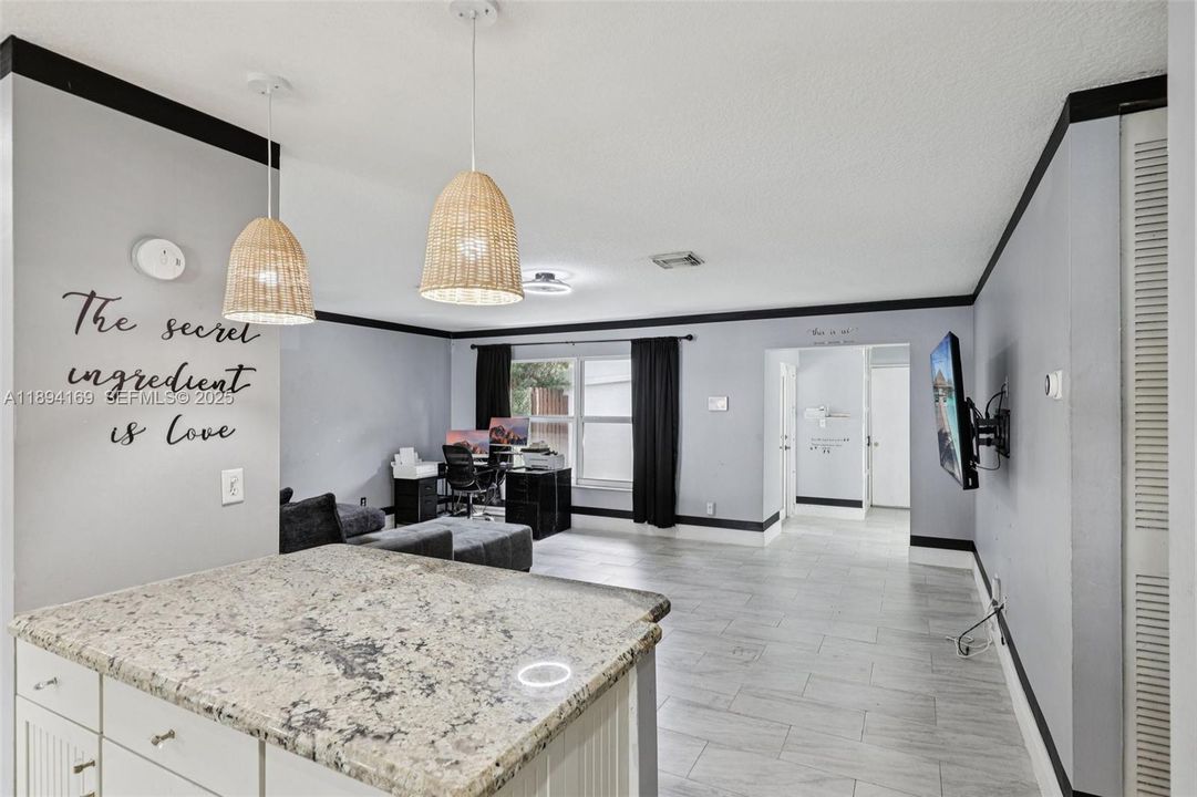 合同活跃: $554,921 (3 贝兹, 2 浴室, 1450 平方英尺)