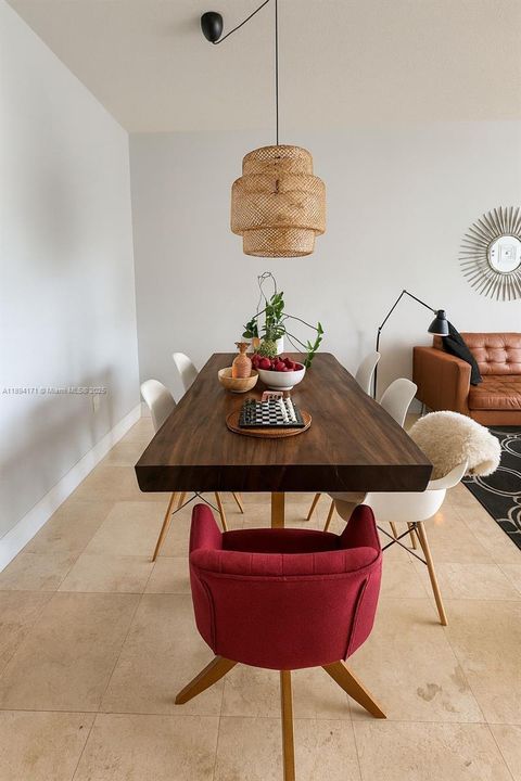 待售: $725,000 (2 贝兹, 2 浴室, 1335 平方英尺)