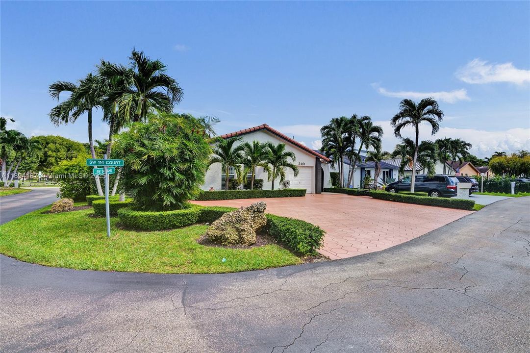 合同活跃: $759,999 (4 贝兹, 2 浴室, 1728 平方英尺)