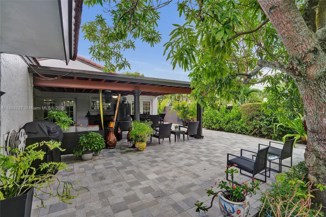 合同活跃: $759,999 (4 贝兹, 2 浴室, 1728 平方英尺)