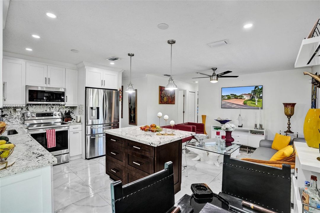 合同活跃: $759,999 (4 贝兹, 2 浴室, 1728 平方英尺)