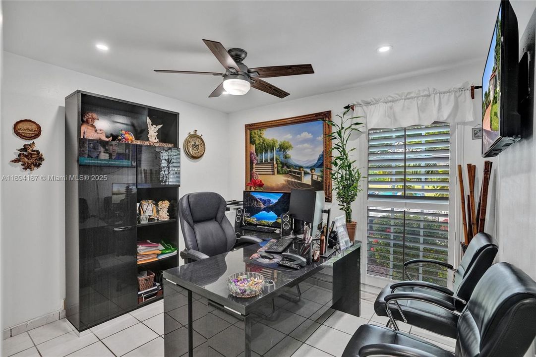 合同活跃: $759,999 (4 贝兹, 2 浴室, 1728 平方英尺)