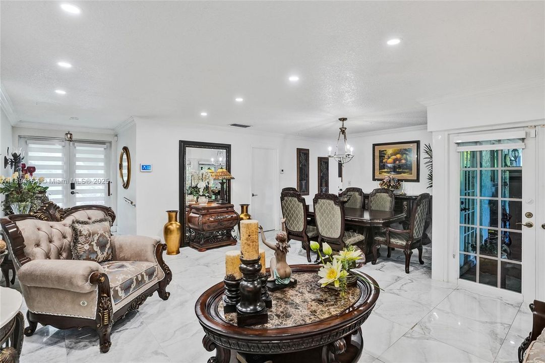 合同活跃: $759,999 (4 贝兹, 2 浴室, 1728 平方英尺)