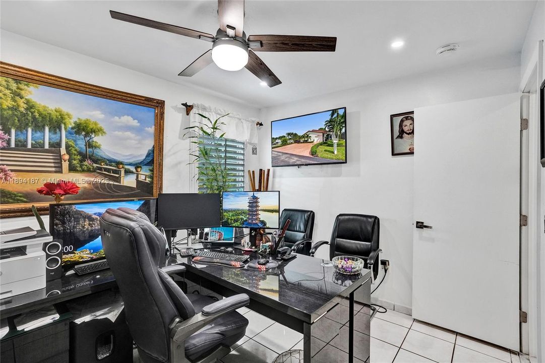 合同活跃: $759,999 (4 贝兹, 2 浴室, 1728 平方英尺)