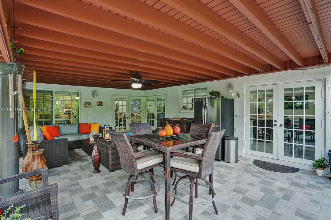 合同活跃: $759,999 (4 贝兹, 2 浴室, 1728 平方英尺)