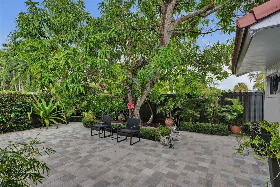 合同活跃: $759,999 (4 贝兹, 2 浴室, 1728 平方英尺)