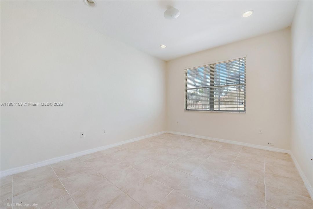 На продажу: $359,900 (3 спален, 2 ванн, 1216 Квадратных фут)