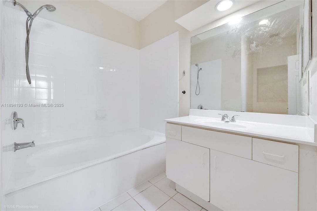 На продажу: $359,900 (3 спален, 2 ванн, 1216 Квадратных фут)