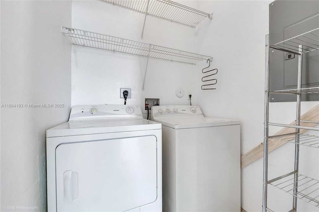 На продажу: $359,900 (3 спален, 2 ванн, 1216 Квадратных фут)