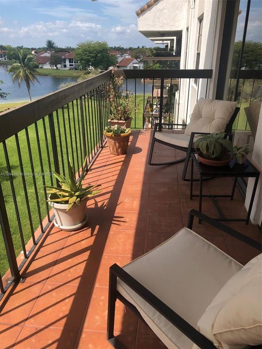 For Sale: $305,000 (2 beds, 2 baths, 1170 Square Feet)