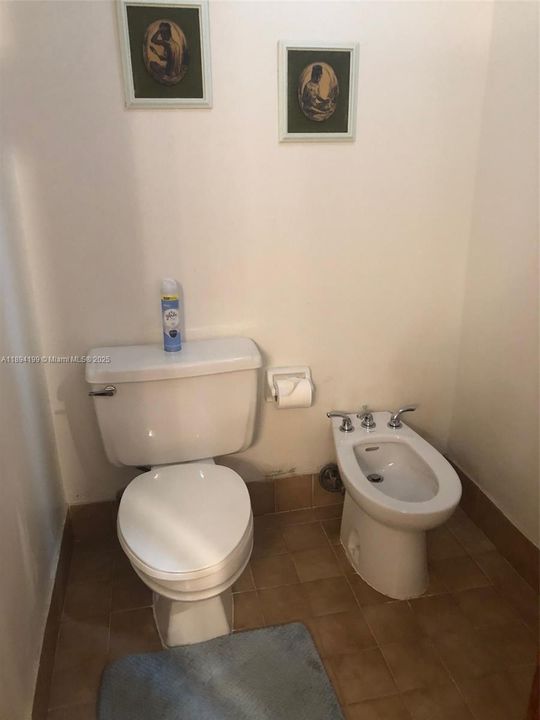 For Sale: $305,000 (2 beds, 2 baths, 1170 Square Feet)