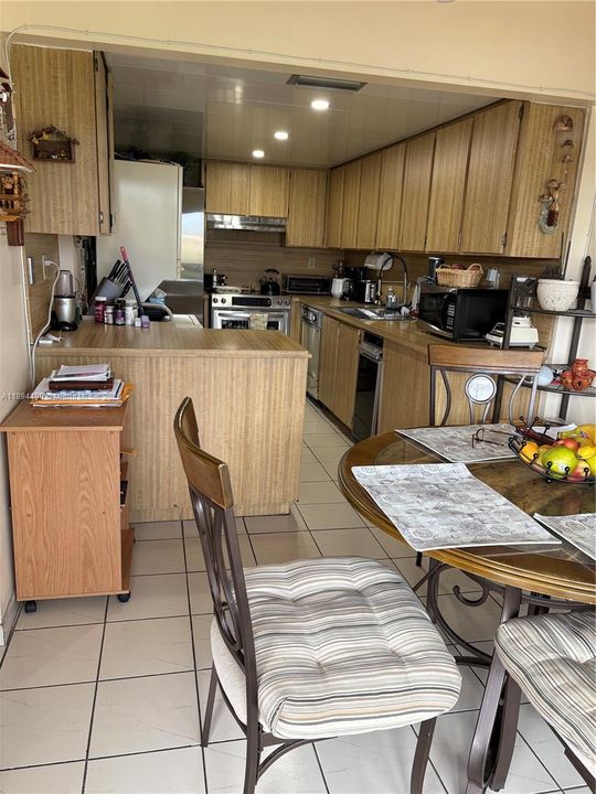 For Sale: $305,000 (2 beds, 2 baths, 1170 Square Feet)