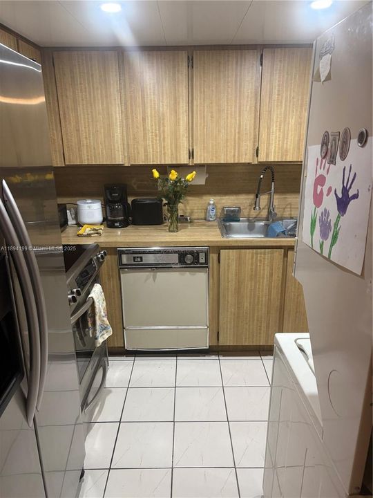 For Sale: $305,000 (2 beds, 2 baths, 1170 Square Feet)