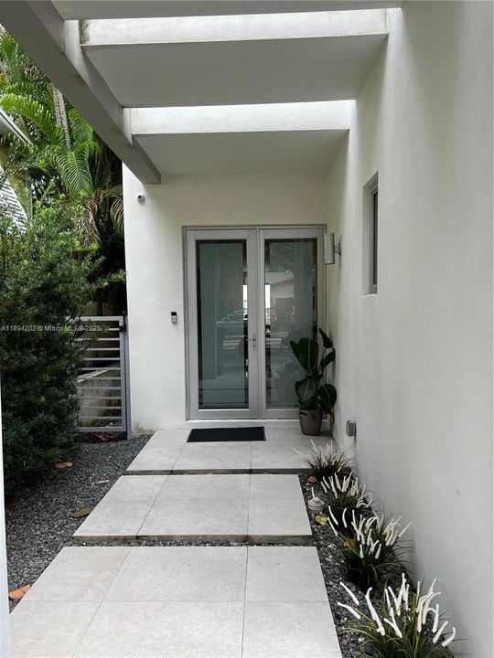 Под контрактом: $1,799,500 (3 спален, 3 ванн, 2106 Квадратных фут)