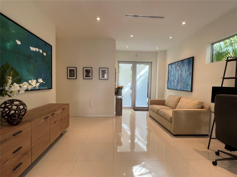 Под контрактом: $1,799,500 (3 спален, 3 ванн, 2106 Квадратных фут)