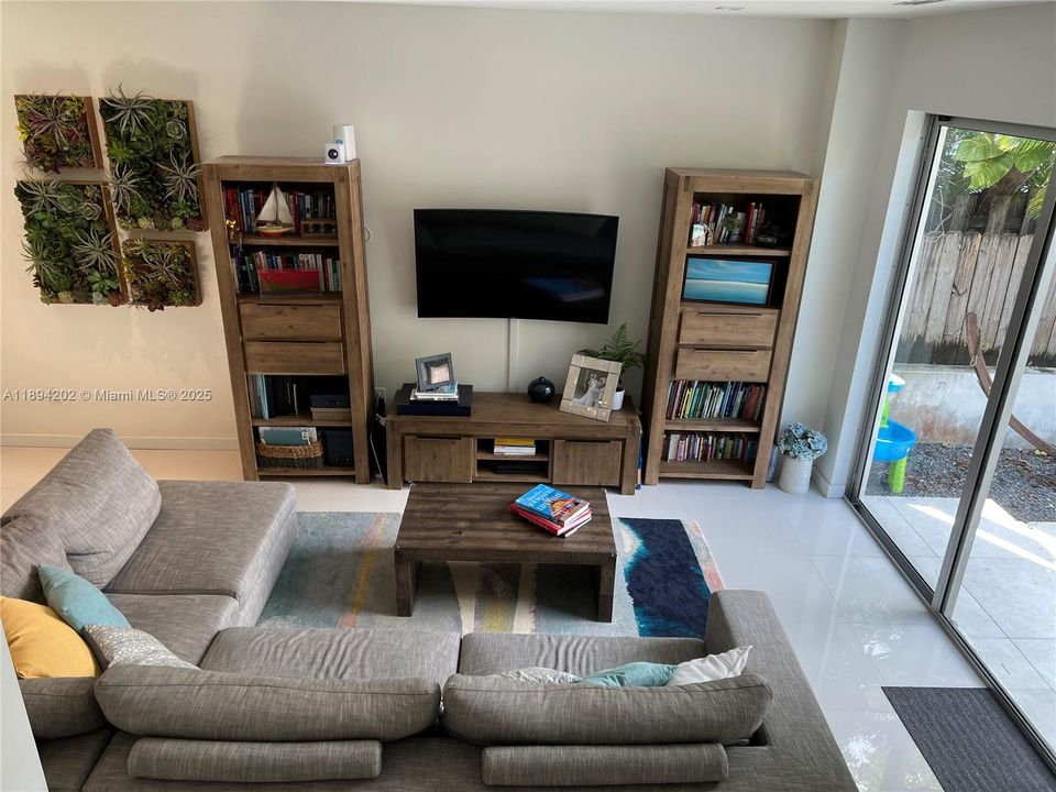 Под контрактом: $1,799,500 (3 спален, 3 ванн, 2106 Квадратных фут)