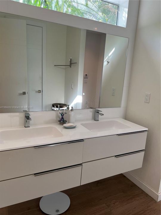 Под контрактом: $1,799,500 (3 спален, 3 ванн, 2106 Квадратных фут)