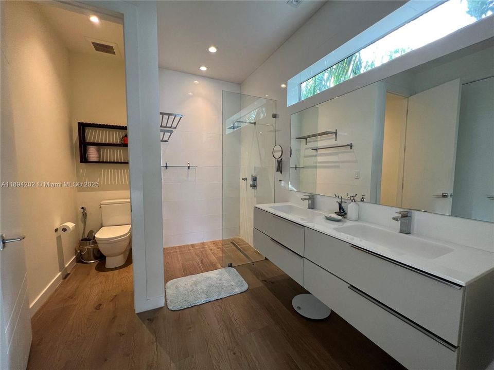 Под контрактом: $1,799,500 (3 спален, 3 ванн, 2106 Квадратных фут)