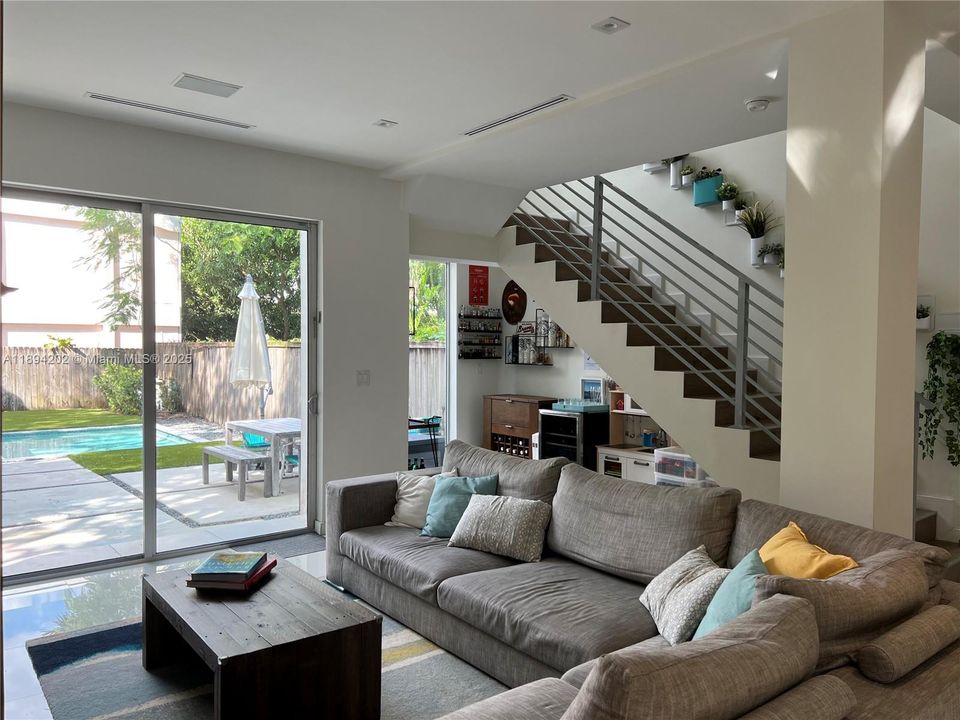 Под контрактом: $1,799,500 (3 спален, 3 ванн, 2106 Квадратных фут)