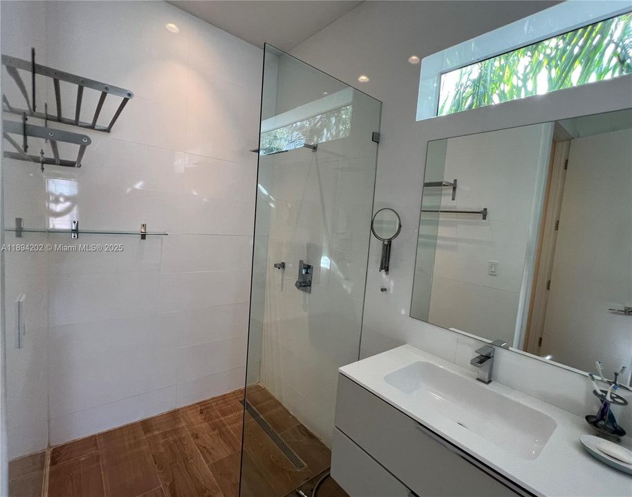 Под контрактом: $1,799,500 (3 спален, 3 ванн, 2106 Квадратных фут)