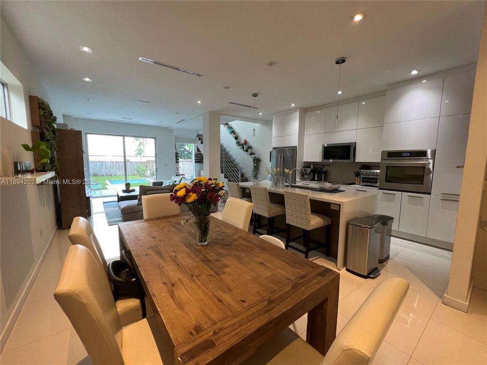 Под контрактом: $1,799,500 (3 спален, 3 ванн, 2106 Квадратных фут)